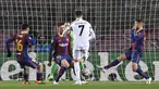 Striker Juventus, Cristiano Ronaldo, berusaha mencetak gol ke gawang Barcelona pada laga matchday terakhir Grup G Liga Champions di Camp Nou Stadium, Rabu (9/12/2020) dini hari WIB. Juventus menang 3-0 atas Barcelona. (AFP/Josep Lago)