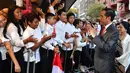 Presiden Joko Widodo atau Jokowi menyapa warga Indonesia saat tiba di hotel tempatnya menginap di Sydney, Australia, Jumat (16/3). Warga rela menunggu di pintu masuk hotel. (Liputan6.com/Pool/Biro Pers Setpres)