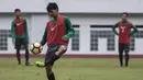 Gelandang Timnas Indonesia U-19, Muhammad Iqbal, melakukan juggling saat latihan di Stadion Wibawa Mukti, Bekasi, Senin (16/10//2017). Persiapan ini dilakukan jelang kualifikasi Piala Asia U-19. (Bola.com/Vitalis Yogi Trisna)
