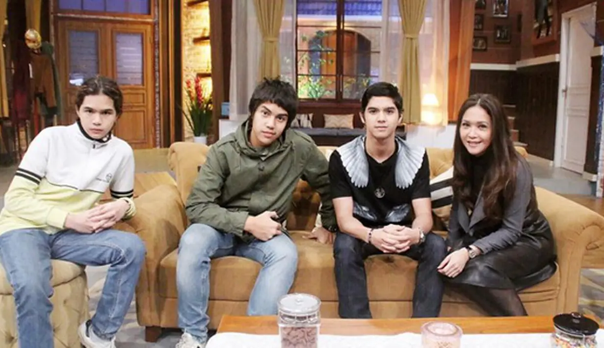 Seperti diketahui, pernikahan Maia dengan Ahmad Dhani, bertahan hingga 12 tahun. Setelah dua tahun gonjang-ganjing, pasangan ini berakhir pada 2008 silam. Dari pernikahannya dikaruniai tiga anak. (Instagram/maiaestiantyreal)