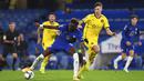 Penyerang  Chelsea, Tammy Abraham, berusaha melewati pemain Barnsley, Cauley Woodrow, pada laga Piala Liga Inggris di Stadion Stamford Bridge, Kamis (24/9/2020). Chelsea menang dengan skor 6-0. (AP Photo/Neil Hall)