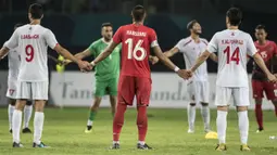 Pemain Indonesia dan Palestina berpegangan tangan pada laga Asian Games di Stadion Patriot, Jawa Barat, Rabu (15/8/2018). Indonesia takluk 1-2 dari Palestina. (Bola.com/Vitalis Yogi Trisna)