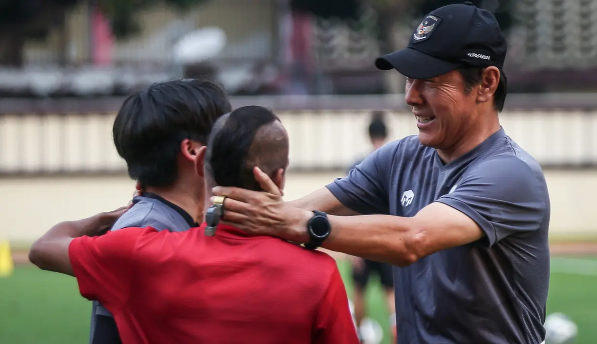 <p>Pelatih Kepala Timnas Indonesia, Shin Tae-yong (kanan) bercanda dengan pemainnya, Riko Simanjuntak (tengha) dan penerjemahnya, Jeong Seok-seo saat latihan perdana Timnas Indonesia yang berlangsung di Stadion PTIK, Jakarta, Senin (20/03/2023) sore WIB. Skuad Garuda rencananya akan melakoni laga FIFA Match Day melawan Burundi pada 25 dan 28 Maret 2023 di Stadion Patriot Candrabhaga, Bekasi. (Bola.com/Bagaskara Lazuardi)</p>