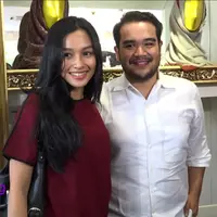 Tya Arifin sumringah saat diberikan pujian oleh calon suaminya, Asyraf Khalid. Meskipun mereka berdua berasal dari negeri yang berbeda, mereka siap untuk menjalankan suka duka kehidupan bersama.