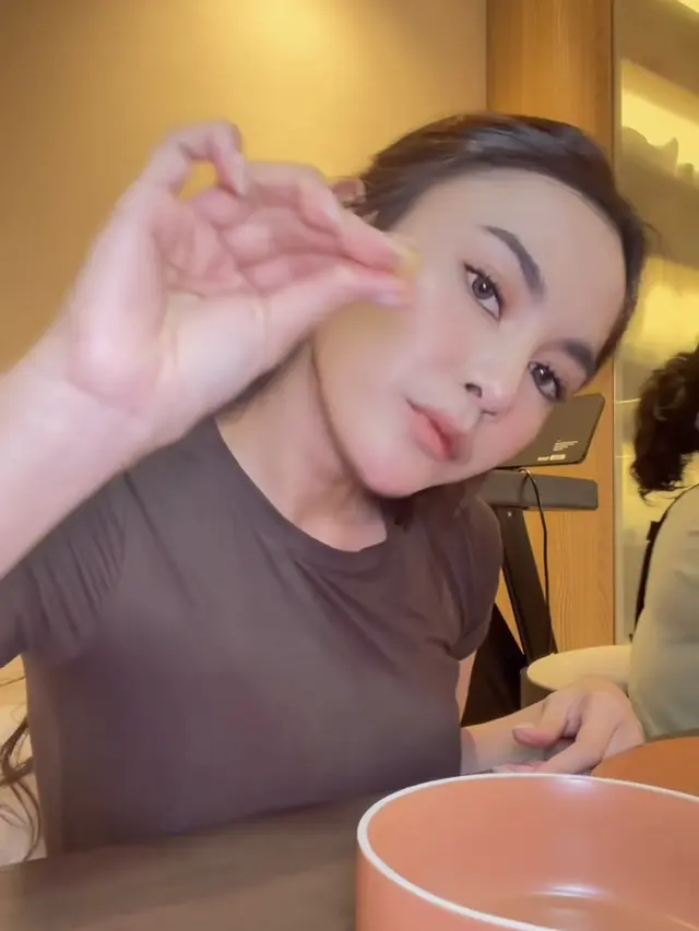 Mahalini unggah potret dirinya sedang buka puasa pakai baju coklat. [@mahaliniraharja]