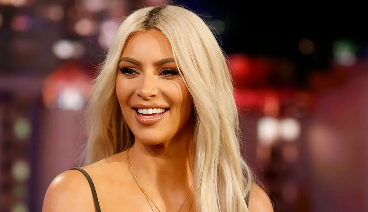 Dilasir dari TMZ, Chi dan Kim tertangkap kamera saat berada di Los Angeles. (getty images/cosmopolitan)