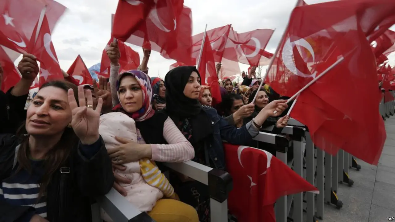 Para pendukung Presiden Turki, Recep Tayyip Erdogan, berkumpul di luar istana Presiden di Ankara untuk merayakan kemenangan dalam referendum. (AP)
