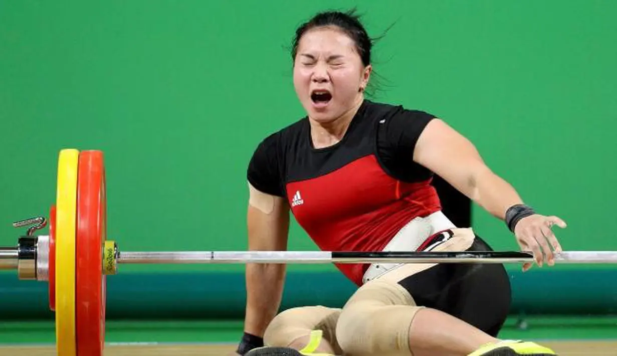 Atlet angkat besi Indonesia, Dewi Safitri saat berlaga di cabang angkat besi kelas 53 kilogram wanita Olimpiade Rio 2016, Brazil, Minggu (7/8). Dewi gagal mengikuti jejak rekannya, Sri Wahyuni untuk meraih medali. (REUTERS/Stoyan Nenov)