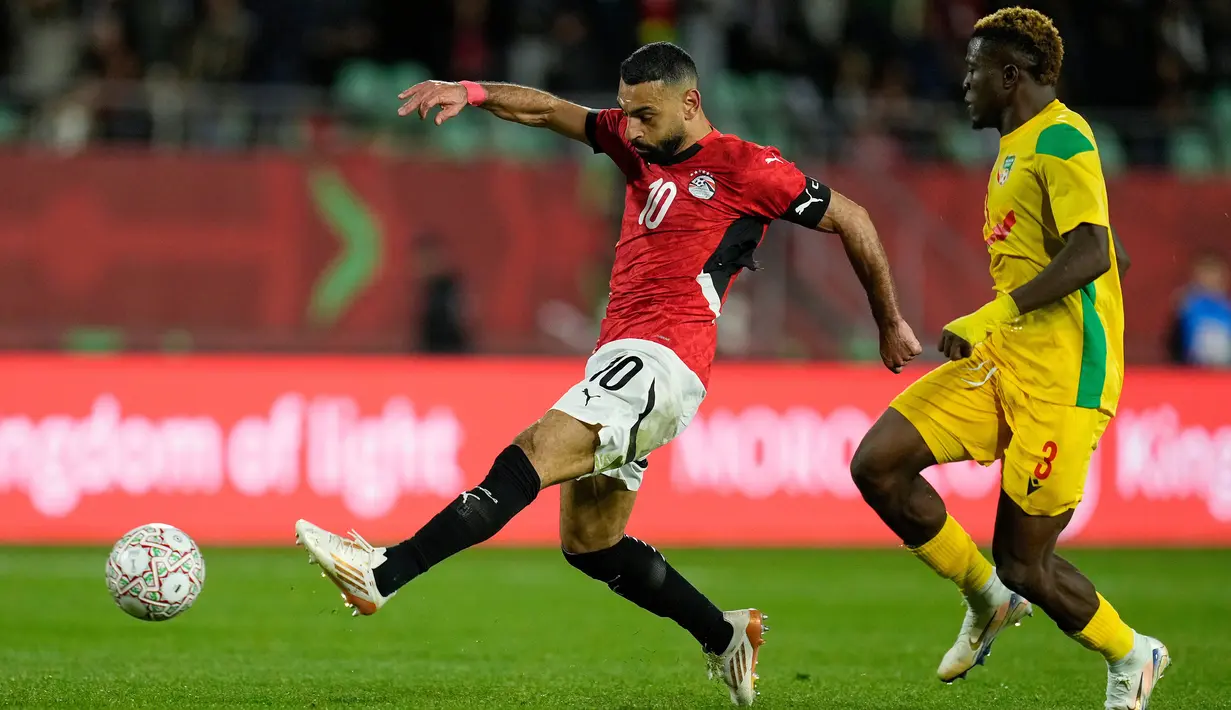 Pemain Mesir, Mohamed Salah mencetak gol ke gawang Benin dalam laga 16 besar Piala Afrika 2025 di Grand Stadium, Agadir, Maroko, Senin (05/01/2026) waktu setempat. (AP Photo/Mosa'ab Elshamy)
