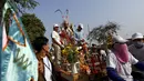 Sejumlah peserta saat mengikuti rangkaian acara Hei Neak Ta atau parade roh untuk memperingati Cap Go Meh, Kamboja, (21/2). Cap Go Meh merupakan tanda berakhirnya peringatan Tahun Baru Imlek bagi masnyarakat Tionghoa. (REUTERS/Samrang Pring)
