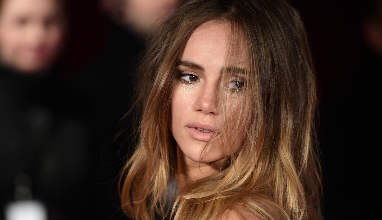 Model asal Inggris, Suki Waterhouse tampak membiarkan rambutnya tergerai indah saat menghadiri premier film "Pride and Prejudice dan Zombie" di Leicester Square, London, Senin (1/2/2016). (LEON NEAL/AFP)