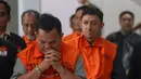 Politikus Partai Golkar Fahd El Fouz alias Fahd A Rafiq mengenakan rompi tahanan KPK saat digiring menuju kendaraan setelah menjalani pemeriksaan di Gedung Merah Putih KPK, Jakarta, Selasa (15/9/2026). (KLY/Budy Santoso)