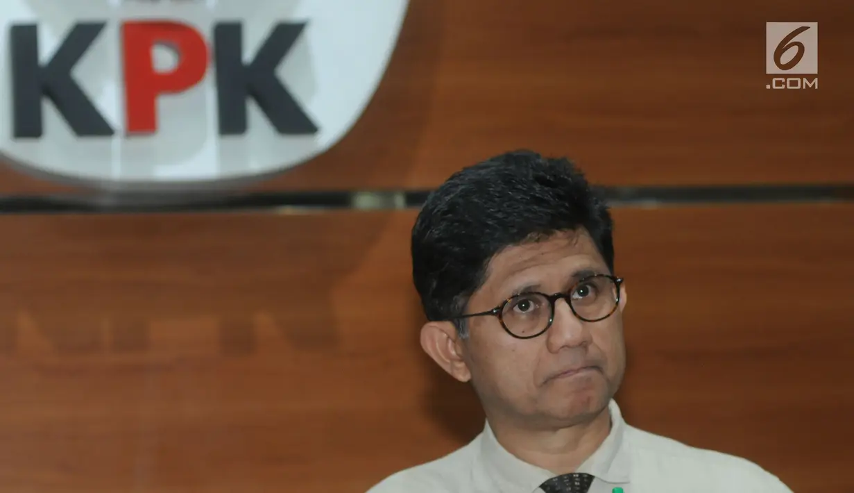 Wakil Ketua KPK Laode Muhammad Syarif memberi keterangan terkait dugaan korupsi Bupati Mojokerto, Mustofa Kamal Pasa, Jakarta, Senin (30/4/). Dalam pengeledahan rumah Mustofa, KPK benyita sejumlah mobil dan uang 4 millyar. (Merdeka.com/Dwi Narwoko)
