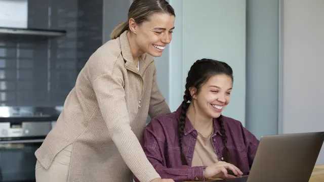 wanita kerja kolaborasi bersama teman kantor