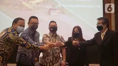 Direktur Independen PT Kapuas Prima Coal Tbk (ZINC) Padil Noor, Direktur Hendra Susanto William, Direktur Utama Harjanto Widjaja, Direktur Evelyne Kioe dan Notaris Satria Amiputra, berbincang usai RUPSLB di Jakarta, Jumat (09/06/2021). (Liputan6.com/HO/ZINC)