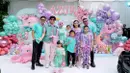 Tentu saja keluarga Anang dan Ashanty hadir. Ashanty kompak tampil kembaran mengenakan busana bermotif dan luaran warna lilac, sementara Anang mengenakan kemeja kombinasi tosca dan ungu yang selaras dengan Azriel dan Arsya. [@aurelie.hermansyah].