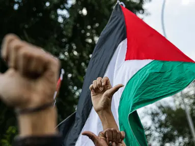 Massa Gerakan Pekerja Muslim Indonesia (GPMI) melakukan aksi solidaritas untuk Palestina di kawasan Thamrin Jakarta, Jumat (28/5/2021). Mereka menyuarakan keprihatinan atas tragedi kemanusiaan di Palestina, serta mewujudkan perdamaian dunia dan kemerdekaan atas Palestina (Liputan6.com/Faizal Fanani)