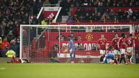Ekspresi kecewa pemain Manchester United setelah gawangnya dibobol oleh pemain Brighton, Kaoru Mitoma pada laga lanjutan Liga Inggris 2024/2025 yang berlangsung di Old Trafford, Manchester, Inggris, Minggu (19/01/2025). (AP Photo/Dave Thompson)