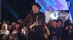 Virgoun menyanyikan lagu pada penutupan gelaran Emtek Goes To Campus 2017 Bandung di Universitas Telkom, Bandung, Kamis (30/11). Virgoun juga membawakan lagu yang menjadi soundtrack film Surat Cinta untuk Starla. (Liputan6.com/Helmi Fithriansyah)