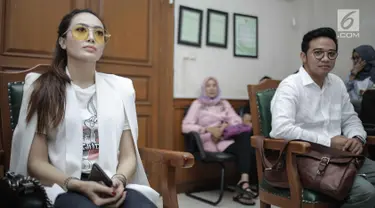 Gitaris band Geisha, Roby Satria atau Roby Geisha dan Istrinya Cinta Ratu Nansya saat menjalani sidang perceraian perdana di Pengadilan Agama Jakarta Selatan, Senin (12/3). Sidang beragendakan mediasi bagi kedua belah pihak. (Liputan6.com/Faizal Fanani)