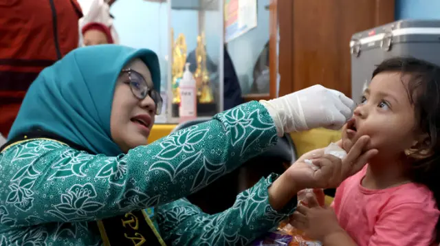 Ketua Tim Penggerak (TP) PKK Kota Surabaya, Rini Indriyani menargetkan 100 ribu anak di kota tersebut mendapatkan imunisasi polio tambahan pada Sub PIN Putaran 2 ini. (Foto: Kominfo Jatim)