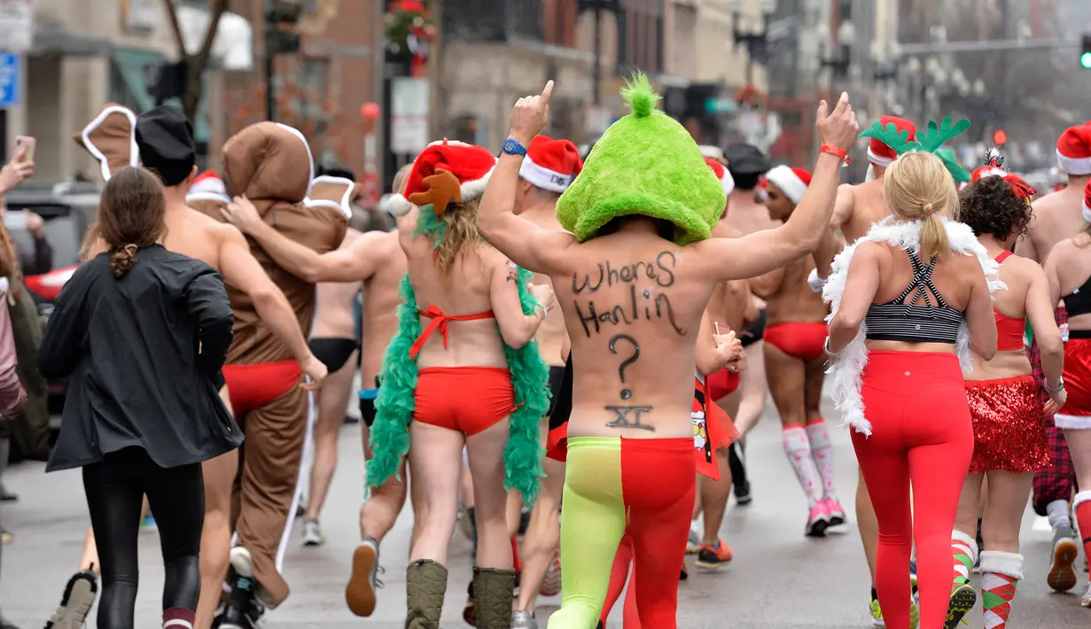 Peserta memulai lomba menyusuri Boylston Street selama Santa Speedo Run di Boston, Massachusetts, Sabtu (14/12/2019). Acara yang menjadi tradisi tahunan  tersebut bertujuan untuk mengumpulkan donasi untuk membantu anak-anak setempat yang membutuhkan. (Joseph Prezioso/AFP)