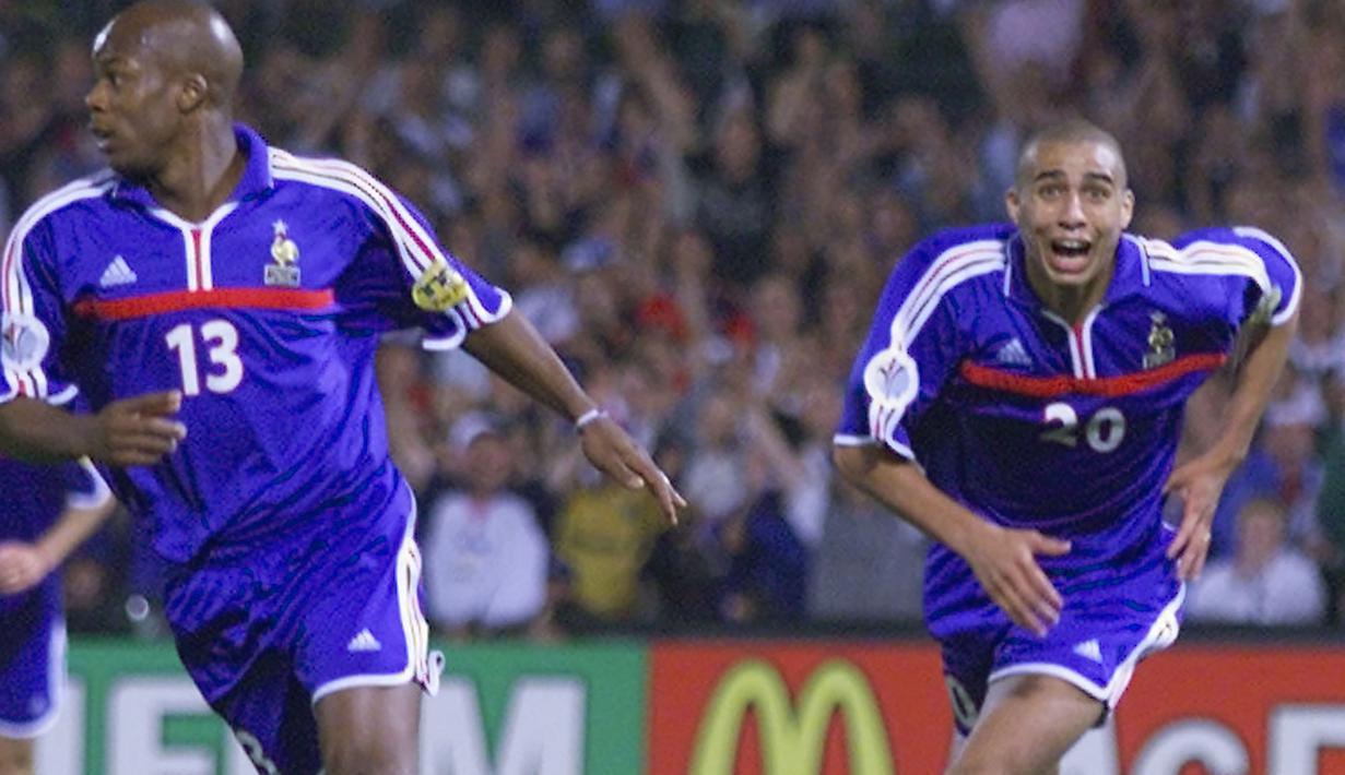Pada final Euro 2000 di De Kuip Stadium, Rotterdam, Timnas Prancis tampil sebagai juara setelah mengalahkan Italia dengan skor 2-1 lewat babak perpanjangan waktu yang juga menerapkan aturan golden goal. Sempat tertinggal satu gol lewat Marco Delvecchio pada menit ke-55, Prancis sukses melakukan comeback dengan mencetak dua gol lewat Sylvain Wiltord (90+4') dan David Trezeguet (103'). David Trezeguet sendiri baru dimasukkan pada menit ke-76 menggantikan Youri Djorkaeff. (AFP/Patrick Hertzog)