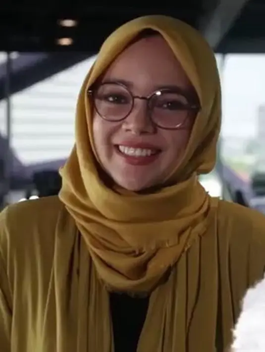 Keputusan Dewi Sandra untuk memakai hijab ternyata tidak sembarangan. Dengan adanya beberapa kejadian, termasuk kegagalan rumah tangganya, Dewi merasa sudah seharusnya ia hijrah dengan berhijab. (Instagram/dewisandra)
