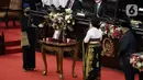 Presiden Joko Widodo atau Jokowi (kiri) bersama Ketua DPR Puan Maharani (tengah) dan Ketua MPR Bambang Soesatyo (kanan) saat mengikuti Sidang Paripurna DPR 2021 di Gedung Nusantara, Senayan, Jakarta, Senin (16/8/2021). (Liputan6.com/Angga Yuniar)