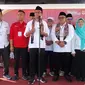 Ketua DPD PSI Garut Ramlan Gumilar  bersama pasangan Helmi Budiman-Yudi Nugraha selepas melakukan pendaftaran bakal calon pilkada Garut 2024 di kantor KPUD Garut. (Liputan6.com/Jayadi Supriadin)