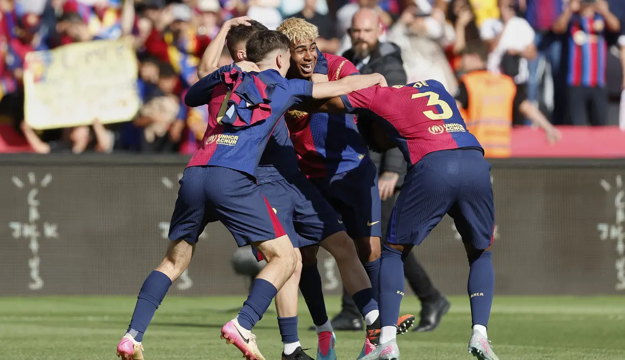 Para pemain Barcelona merayakan kemenangan atas Real Madrid dalam laga lanjutan Liga Spanyol 2024/2025 di Estadi Olimpic Lluis Companys, Barcelona, Spanyol, Minggu (11/05/2025) waktu setempat. (AP Photo/Jose Breton)