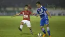 Pemain Persib, Aron Da Silva (kanan), berusaha melewati pemain Bali United, Hendra Sandi Gunawan, dalam laga persahabatan di Stadion Siliwangi, Bandung, Sabtu (13/2/2016). (Bola.com/Vitalis Yogi Trisna) 