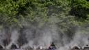 Pengunjung berjalan melalui kabut air untuk mendinginkan diri di Lapangan Gwanghwamun, Seoul, Korea Selatan, Senin (23/7). (AP Photo/Lee Jin-man)