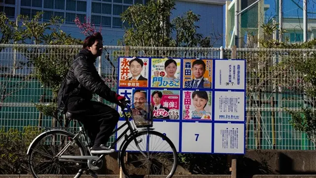 Seorang pesepeda melintas di depan poster kampanye pemilu menjelang pemilihan Majelis Rendah di Tokyo, Jepang, pada 3 Februari 2026.