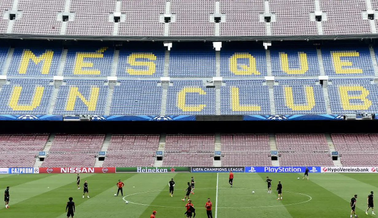 Pemain-pemain Bayern Muenchen turut melakukan sesi latihan di Camp Nou. (AFP PHOTO/ JOSEP LAGO)