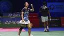 Selebrasi ganda Campuran Indonesia, Rehan Naufal Kusharjanto/Lisa Ayu Kusumawati usai mendapatkan poin saat menghadapi pasangan China, Zheng Si Wei/Huang Ya Qiong pada laga semifinal All England 2023 di Utilita Arena, Birmingham, Inggris, Sabtu (18/3/2023) malam WIB. Rehan/Lisa kalah rubber game 17-21, 21-13 dan 13-21. (AP Photo/Rui Vieira)