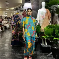 Alun Alun Indonesia menggelar perayaan bertajuk “Merajut Kreativitas Nusantara.” Acara yang berlangsung pada 23 Oktober 2025 ini menampilkan kolaborasi eksklusif bersama empat nama besar di dunia fashion dan wastra Indonesia yaitu Tandamata, Torang Sitorus, Sodagaran, dan Matajitu. (foto/dok: fimela.com/sitinurarisha)