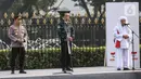 Presiden Joko Widodo didampingi Kapolri Jenderal Listyo Sigit Prabowo dan Anggota Wantimpres Habib Luthfi bin Yahya naik ke atas panggung untuk membuka Kirab Merah Putih di depan Istana Merdeka Jakarta, Minggu (28/7/2022). Sejumlah masyarakat membawa bendera merah putih sepanjang 1.001 meter dari depan Istana Merdeka menuju bundaran Hotel Indonesia. (Liputan6.com/Johan Tallo)