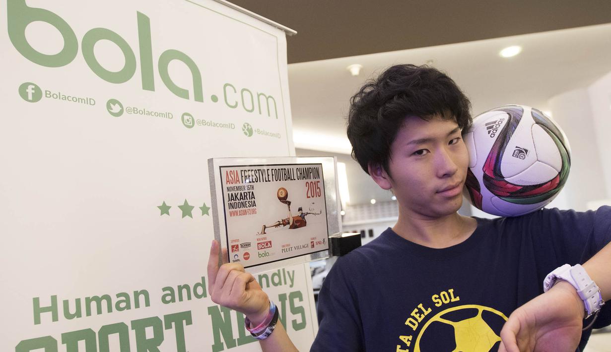 Freestyler Jepang, Kosuke, berhasil menjadi juara Asian Freestyle Football Championship 2015 di Pluit Mall, Jakarta, Minggu (15/11/2015). (Bola.com/Vitalis Yogi Trisna)