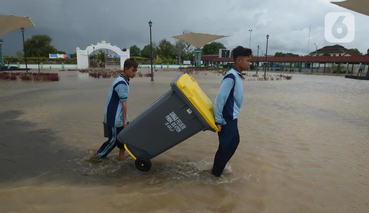 Banjir merendam wisata ziarah Masjid Agung Banten di Kota Serang pada Rabu (2/3/2022). Banjir yang melanda kawasan Masjid Banten Lama setelah curah hujan tinggi mengguyur Kota Serang beberapa hari lalu mengakibatkan Kali Cibanten meluap dan menggenangi 22 titik. (merdeka.com/Imam Buhori)