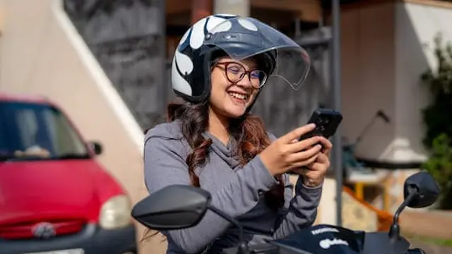 Salah satu warga Garut tengah menikmati sajian aplikasi Garut Hebat Super App. Aplikasi digital terpadu ini, dirancang untuk menjawab berbagai kebutuhan masyarakat Garut dalam satu genggaman. (Liputan6.com)