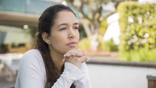 wanita sedang berpikir