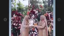 Artis senior Cindy Fatikasari saat menerima secara simbolis barang bawaan dari pihak mempelai pria. Tempat akad nikah dengan dekorasi bunga-bunga. [Instagram/@natacara_weddingorganizer]