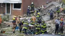 Departemen Pemadam Kebakaran Kota Baltimore membawa seseorang keluar dari puing-puing usai ledakan di Baltimore, Maryland, Amerika Serikat, Senin (10/8/2020). Usai ledakan, tim mematikan saluran utama gas untuk menjaga keamanan daerah tersebut. (AP Photo/Julio Cortez)