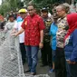 Gubernur DKI Anies Baswesdan melihat upaya petugas melakukan perbaikan jalan retak di Kelurahan Kebon Manggis, Kecamatan Matraman, Jakarta Timur, Jumat (16/2). Anies didampingi Kepala Dinas Bina Marga DKI, Yusmada Faizal. (Liputan6.com/Johan Tallo)