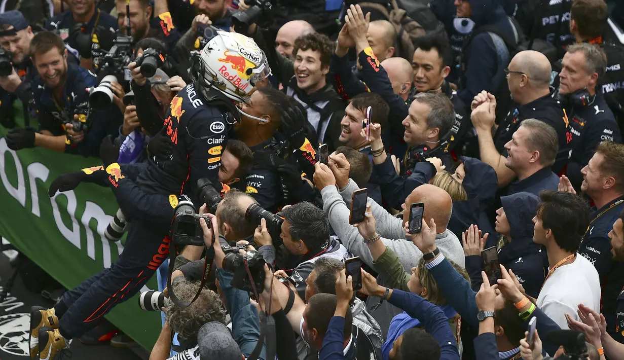 Pebalap Oracle Red Bull Racing, Max Verstappen merayakan kemenangan bersama timnya saat Formula 1 GP Hungaria yang berlangsung di Sirkuit Hongaronging, Budapest, pada Minggu (31/7/2022). (AP/Darko Bandic)