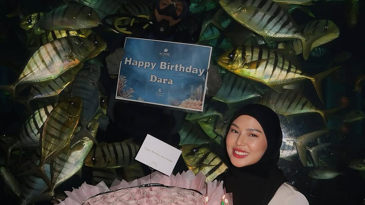 7 Potret Ultah Dara Arafah Dirayakan Bareng Sahabat, Ada Keanu Agl - Dapat Sebouquet Mawar Pink Besar