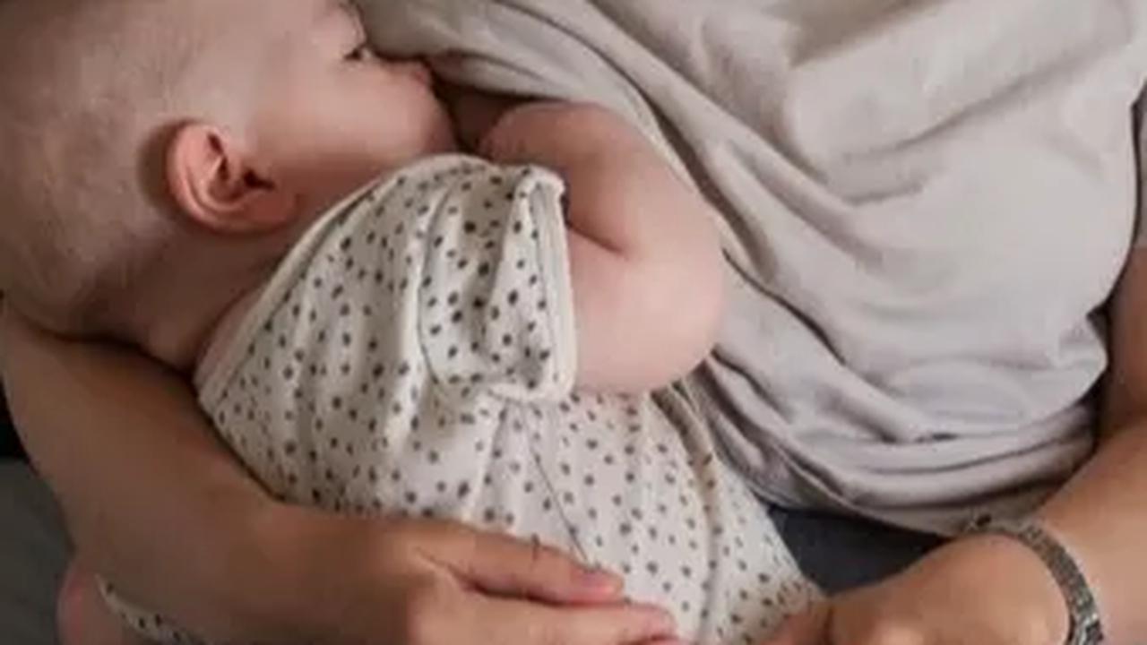 2. Tepat Setelah Persalinan:<br>Dalam beberapa hari pertama setelah melahirkan, kebocoran ASI umum terjadi. Breast pad membantu ibu menghadapi perubahan persediaan ASI setelah persalinan.