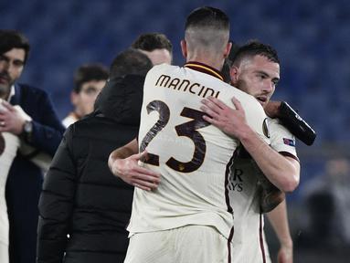 Gelandang AS Roma, Jordan Veretout (kanan) bersama Gianluca Mancini merayakan hasil imbang 1-1 melawan Ajax Amsterdam usai berakhirnya laga leg kedua perempatfinal Liga Europa 2020/2021 di Olimpico Stadium, Roma, Kamis (15/4/2021). AS Roma lolos ke semifinal. (AFP/Filippo Monteforte)