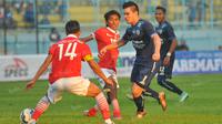 Striker seleksi Arema asal Australia, Gustavo Giron, mencoba melewati hadangan pemain Persija dalam laga uji coba di Stadion Kanjuruhan, Malang, Sabtu, (16/4/2016). (Bola.com/Iwan Setiawan)